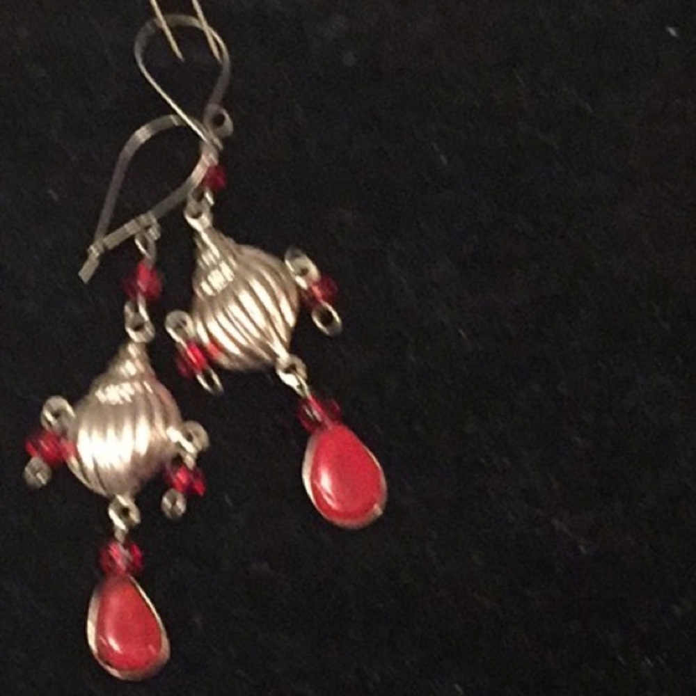 ⬇️Price Drop⬇️🛍Free🎁$50 purchase NWT Silver earrings with red gemstones